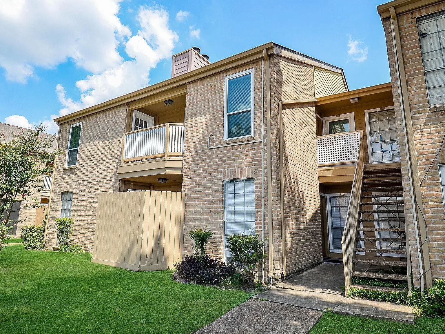 2 bed, 1.0 bath, 1044 sqft, $1,200 — Photo 2