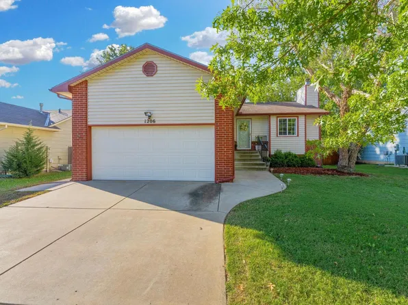 1206 N Manchester Ct, Wichita, KS 67212
