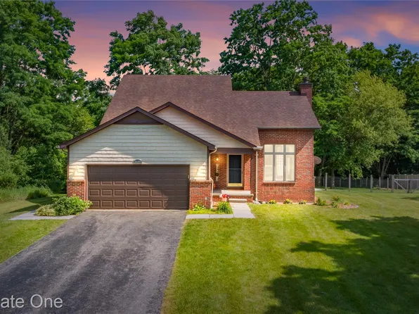 11153 Fieldcrest Meadows Ct, White Lake, MI 48386