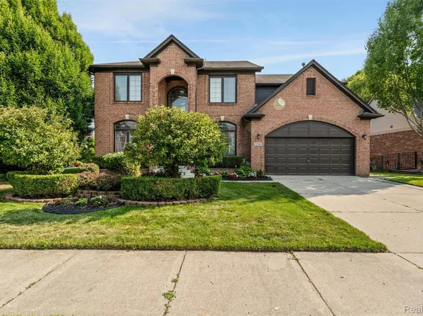 22344 Woodlake Dr, Macomb, MI 48044