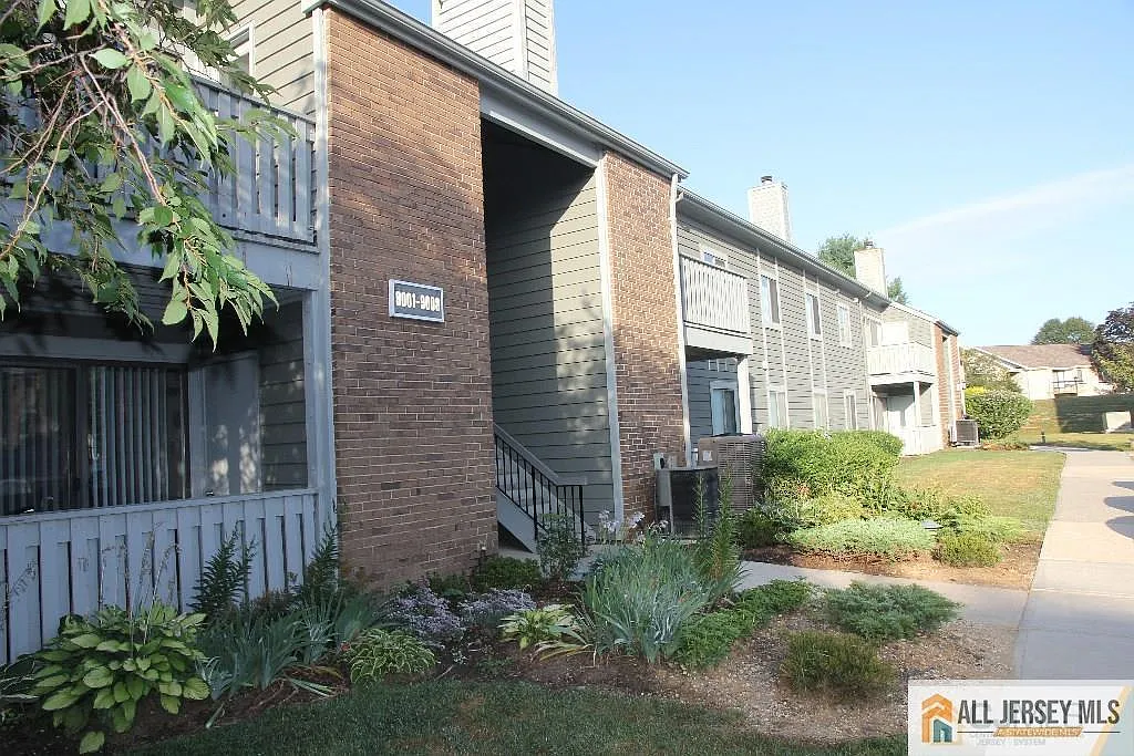 3 bed, 2.0 bath, 1136 sqft, $2,950 — Photo 1