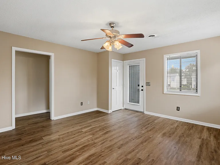 1299 Wellington Ave — Photo 4