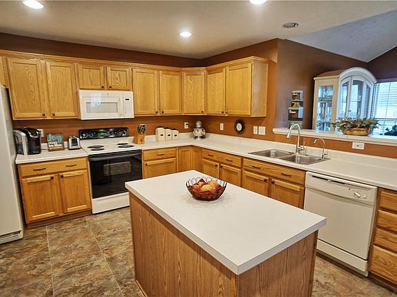 5th image of 2500 Featherston Dr