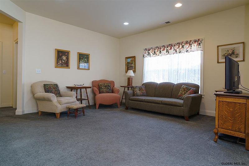 5th image of 307 KELLY Circle