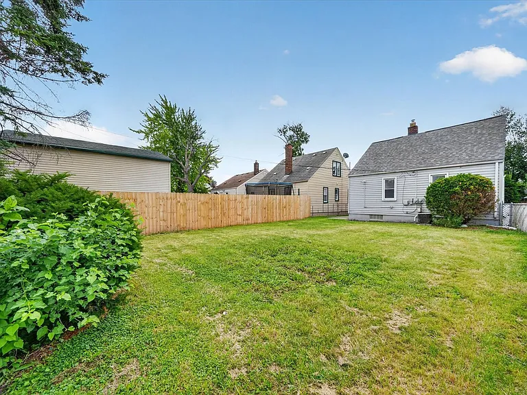2090 Cicotte Ave — Photo 34