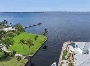 517 Bayside Dr, Fort Myers, FL 33919