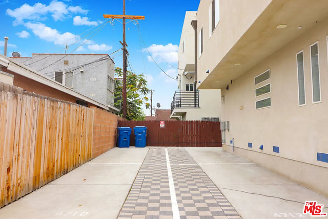 3 bed, 3.0 bath, 1500 sqft, $3,950 — Photo 4