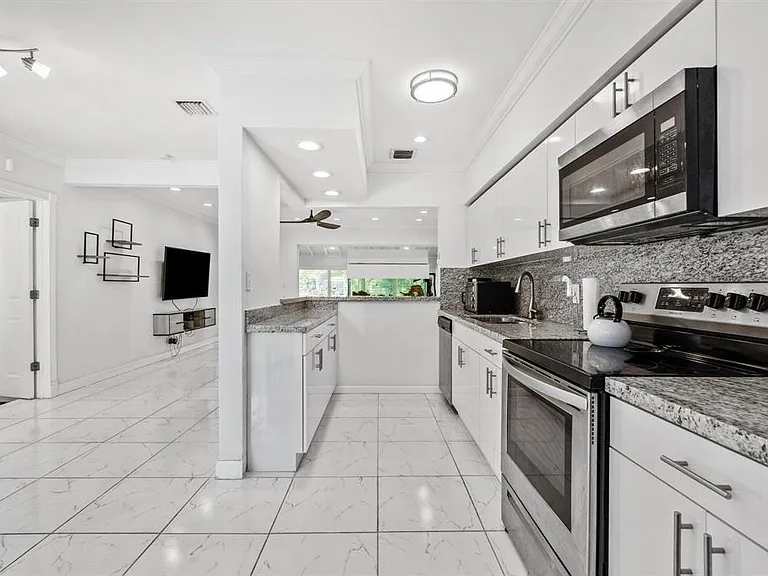 2440 SW 16th St — Photo 20