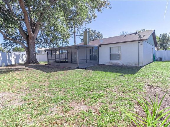 4th image of 832 Oak Manor Cir