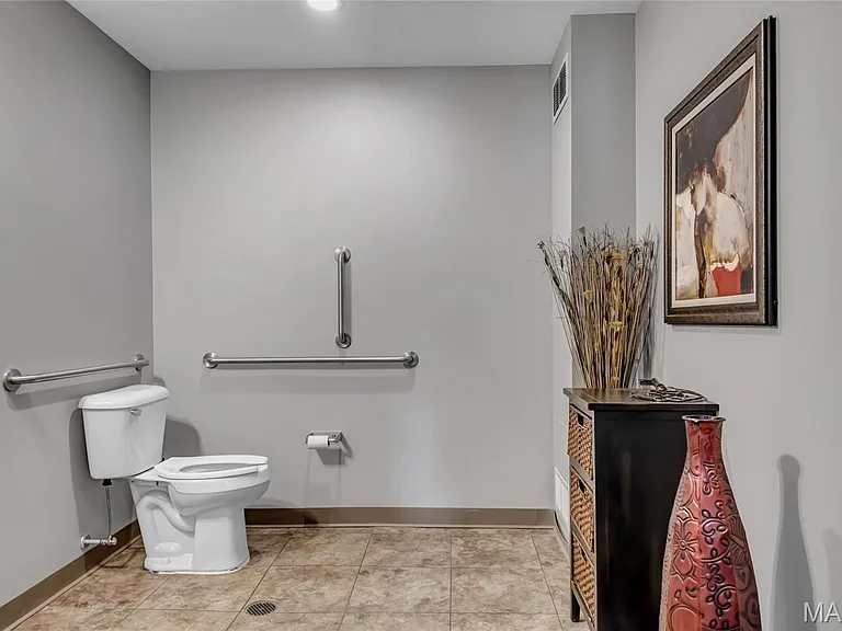 920 1st Capitol Dr — Photo 15