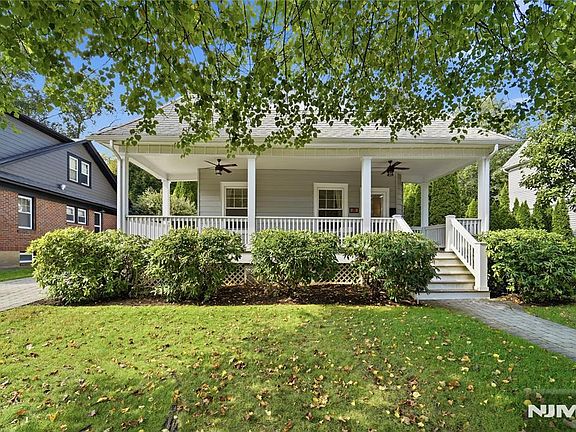 3rd image of 38 Forest Avenue