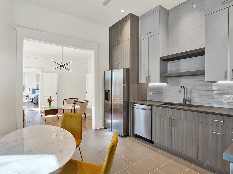 402 W 41st St #B — Photo 15