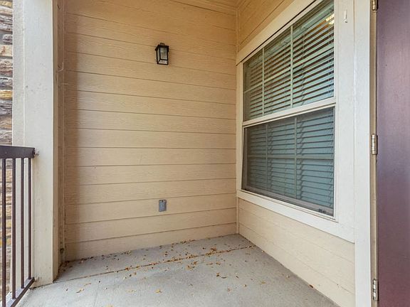 3rd image of 4307 Old Decatur Rd #324