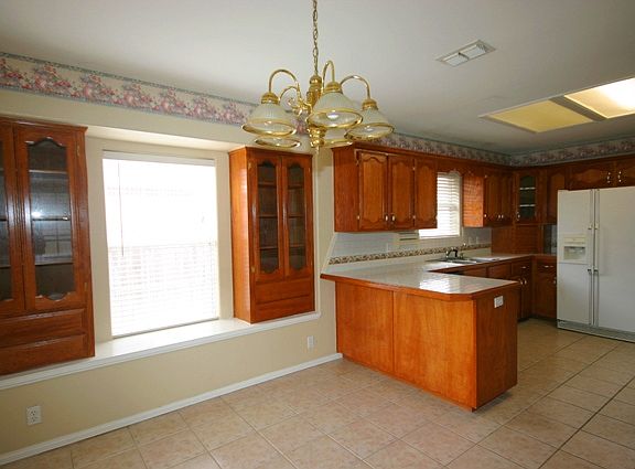 4th image of 2708 Thunderbird Ave