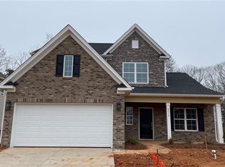 4570 Stratus Ln, Clemmons, NC 27012