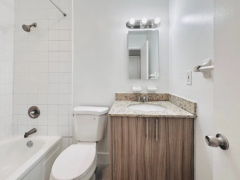 1007 W Prospect Rd — Photo 56