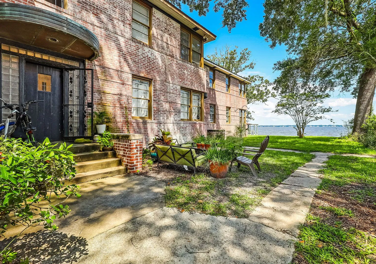 Riverside Charm! 1BR Upstairs Apartment with Hardwood Floors & Water View — Photo 1