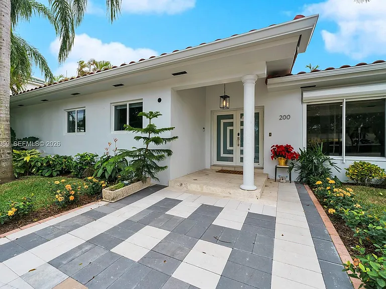 200 N Hibiscus Dr — Photo 2