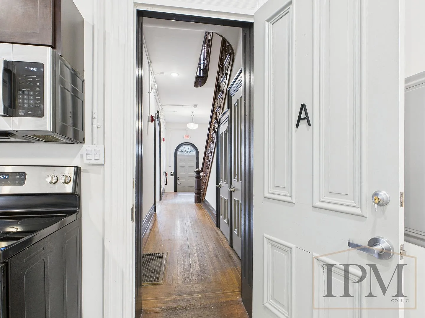 325 W Market St — Photo 4