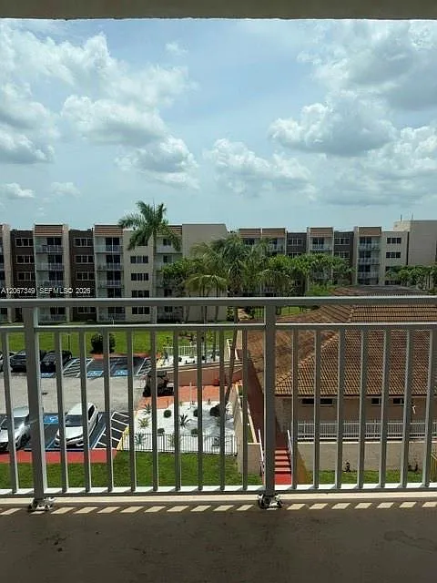 Coral Gate East Condo — Photo 2