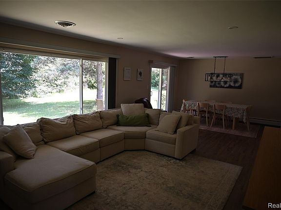 4th image of 917 S Reading Rd