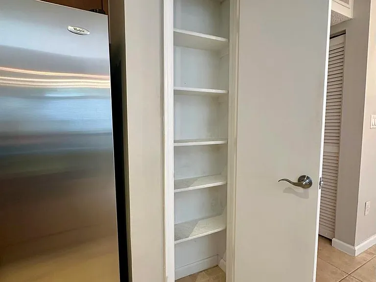 1050 Crystal Way #H — Photo 11