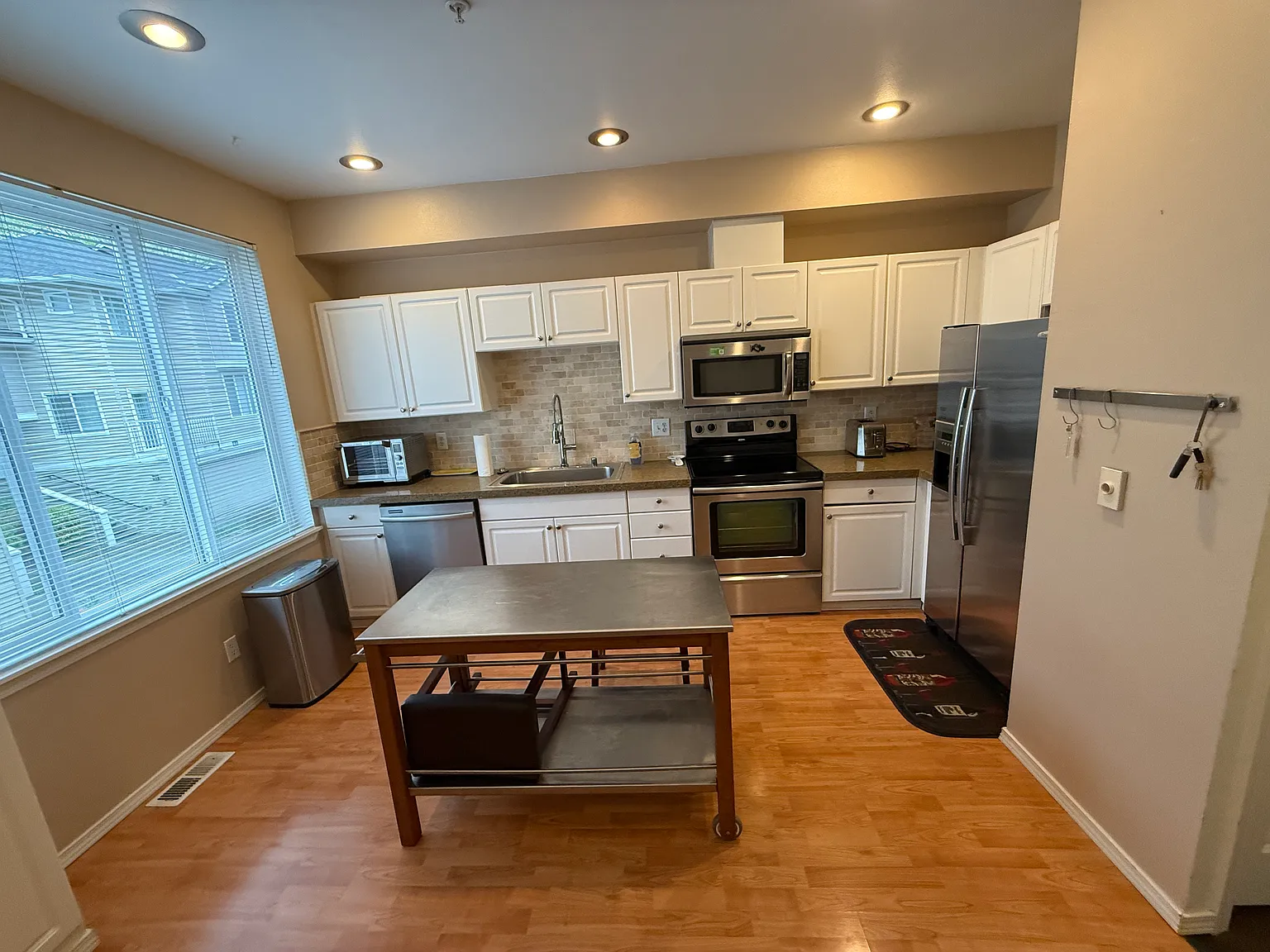 2 bed, 1140 sqft, $2,600 — Photo 3