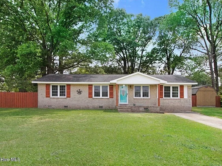 1975 Oakwood Dr — Photo 1