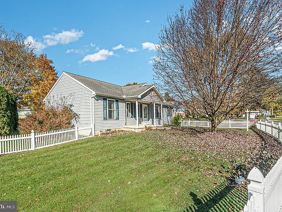 3rd image of 13 Belair Dr