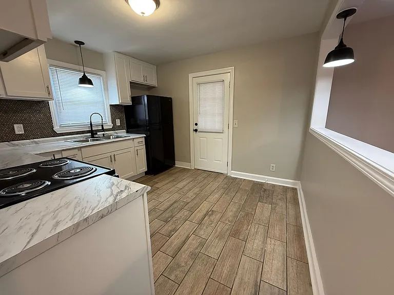 426 N Elm St NW — Photo 4