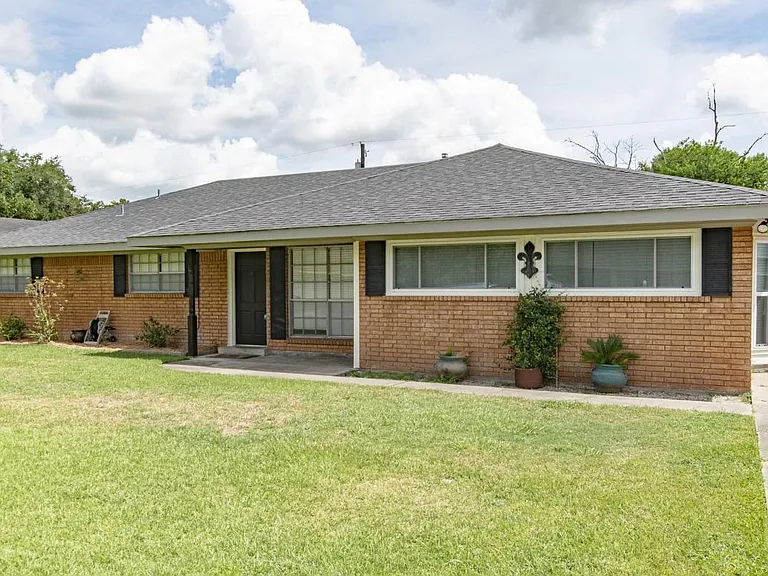 210 N William Dr — Photo 1
