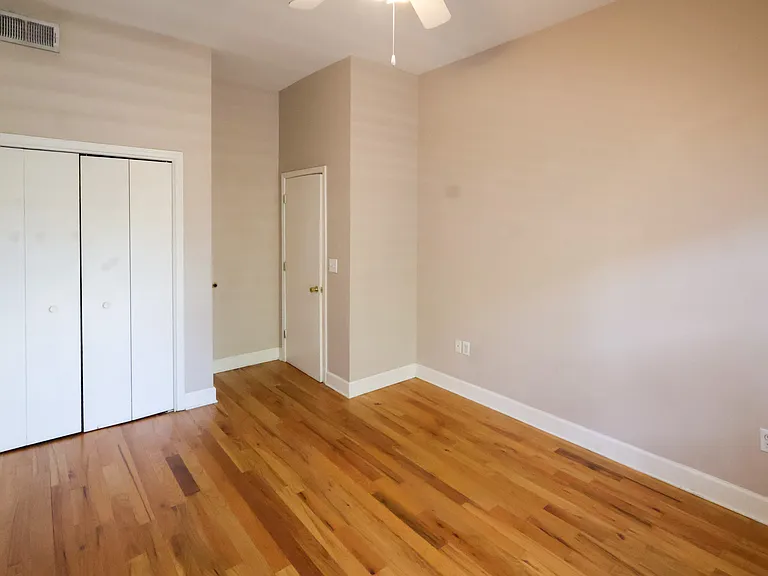 122 N College St — Photo 7