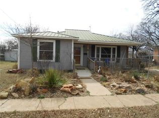 304 E Pecan St, Bowie, TX 76230