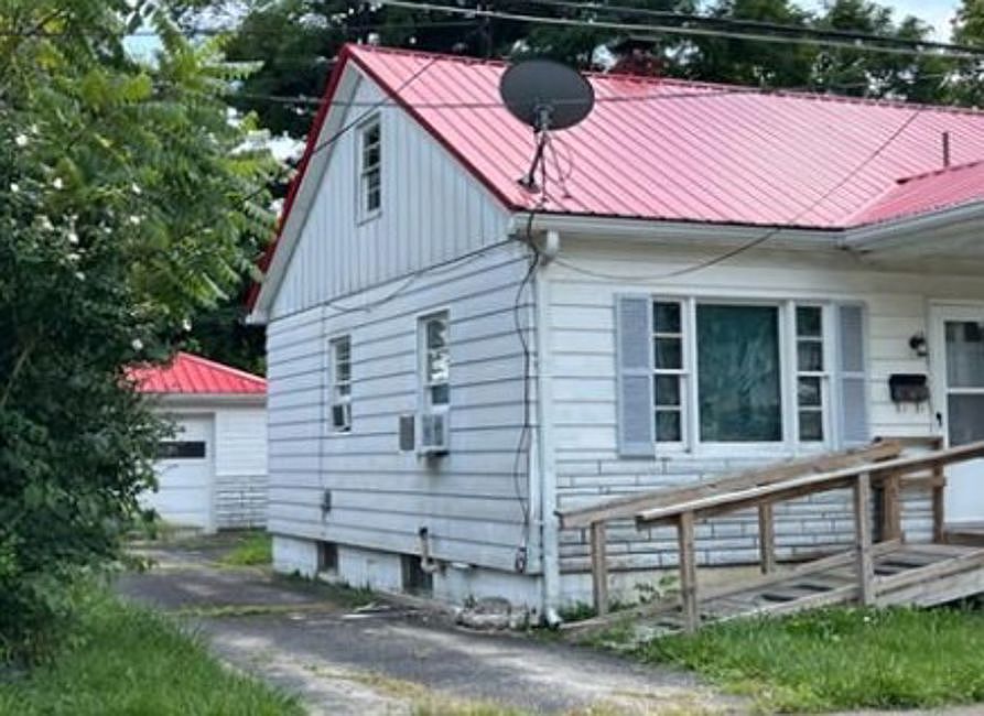 2nd image of 211 Andrews Ave