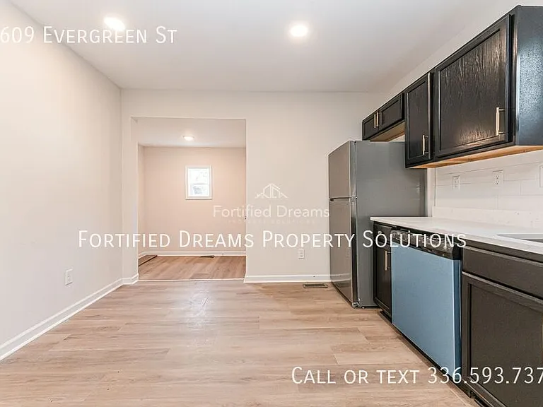 1609 Evergreen St — Photo 6