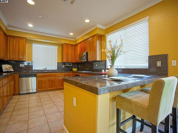 4th image of 140 Elderberry Ln