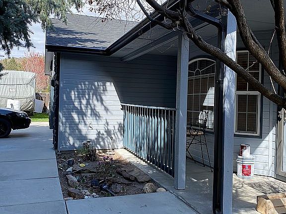 Front to driveway 