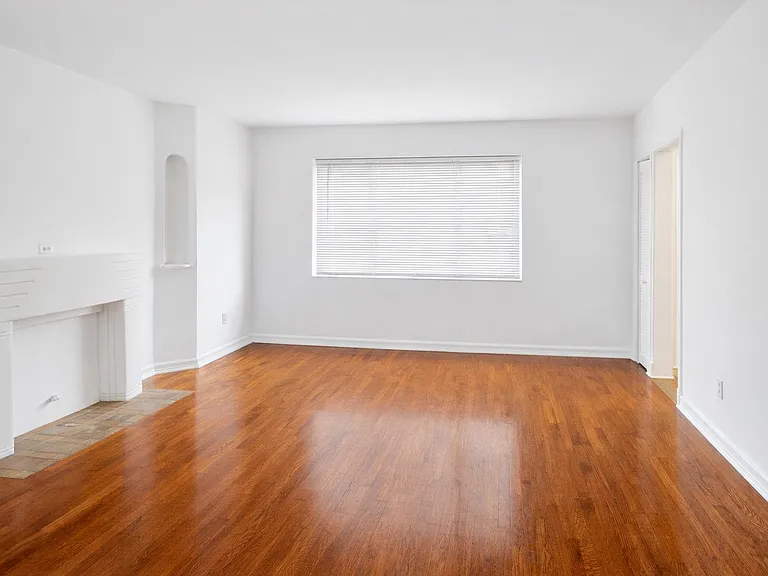 2135 Bay Dr #3 — Photo 2