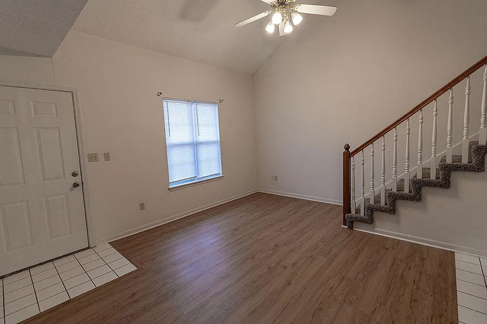 3 bed, 2.5 bath, 1387 sqft, $1,595 — Photo 4