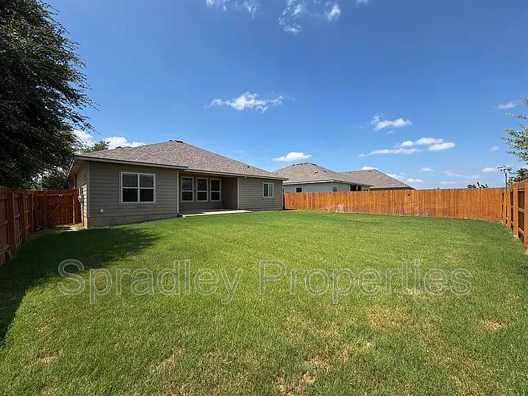 406 Banbury — Photo 20