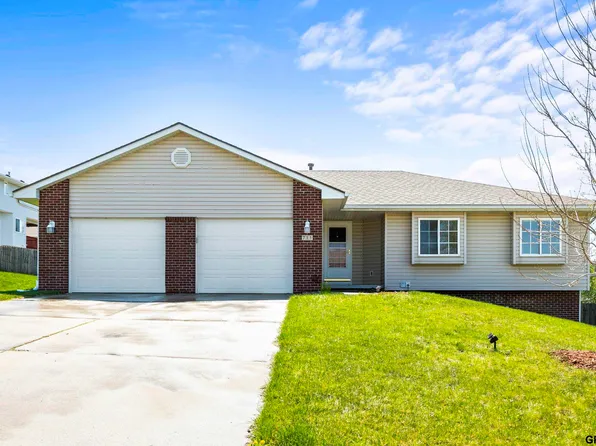 711 Grenoble Dr, Bellevue, NE 68123