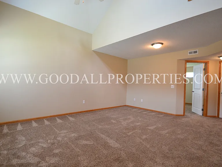 15207 Townsend Ave — Photo 4