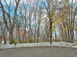 4 Shenandoah Ct, Bolingbrook, IL 60440