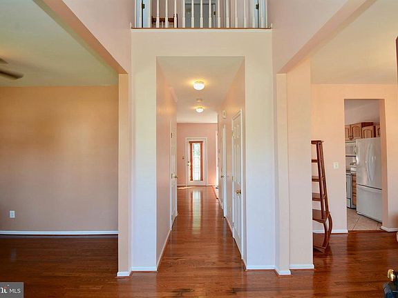 3rd image of 35 Bloomington Ln