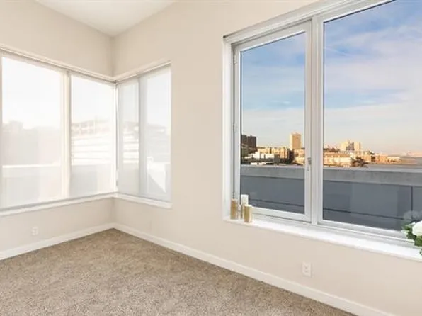 1000 Avenue At Port Imperial image 7 of 32