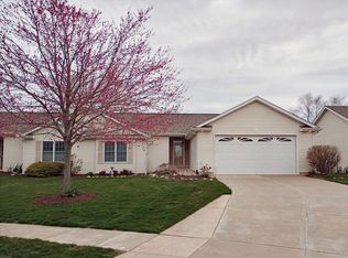 8 Madison Cir, Davenport, IA