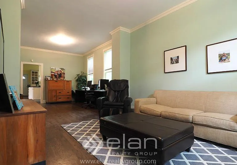 1851 W Larchmont Ave — Photo 1