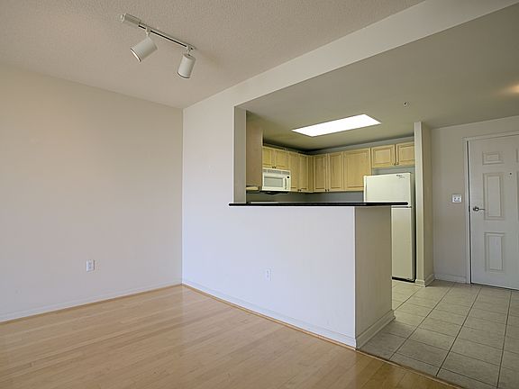 3rd image of 2726 Gallows Rd APT 606