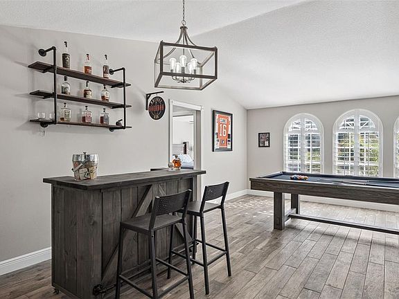 5th image of 692 Rochester St