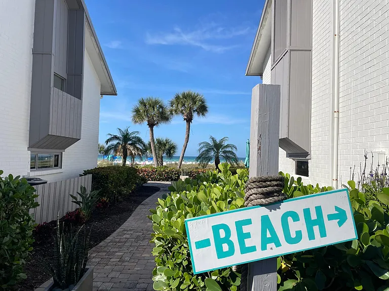 1055 W Peppertree Dr #501 — Photo 48